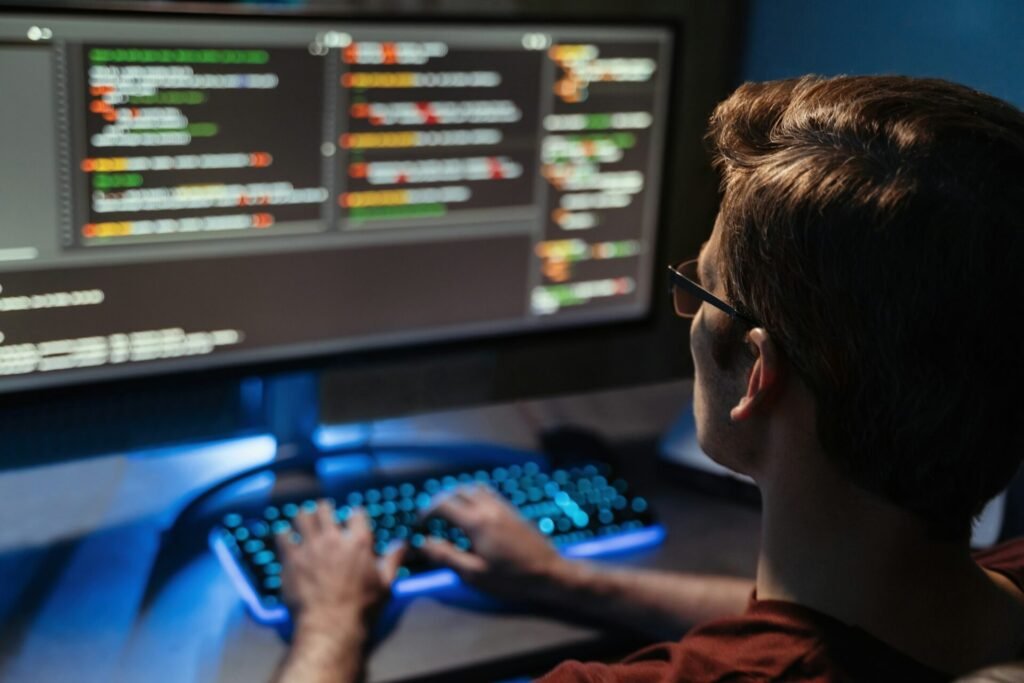 programmeur-écran-mba-cybersécurité